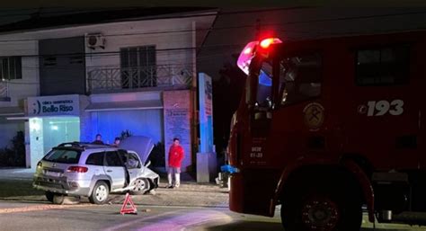 Motorista Embriagado Dorme E Bate Carro Contra Poste Em Joinville