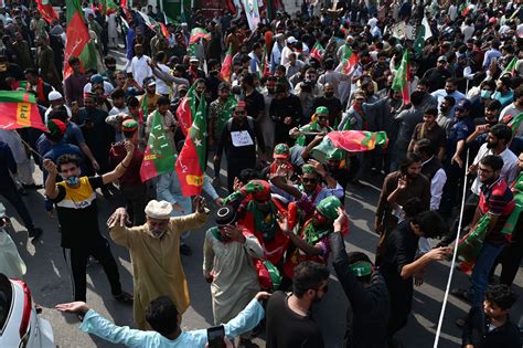 Pakistans Imran Khan Starts Rally To Push For Early Elections Bloomberg