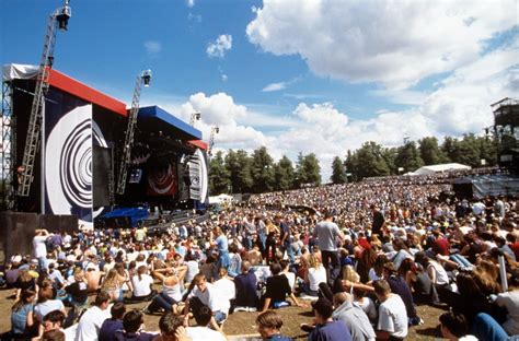 Oasis Live At Knebworth Let Me See Your Hands Rock S Biggest