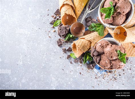 Helado De Chocolate Casero Con Trozos Y Virutas De Chocolate Y Conos De