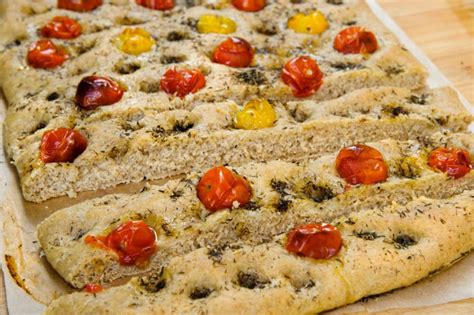 Focaccia à la farine complète et aux tomates cerises Cuisine à l ouest