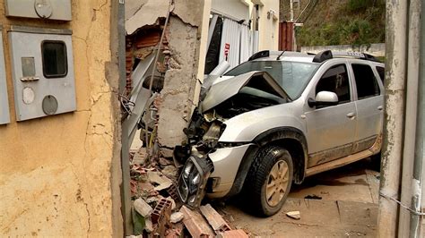 A Gazeta Motorista destrói casa em acidente em Colatina