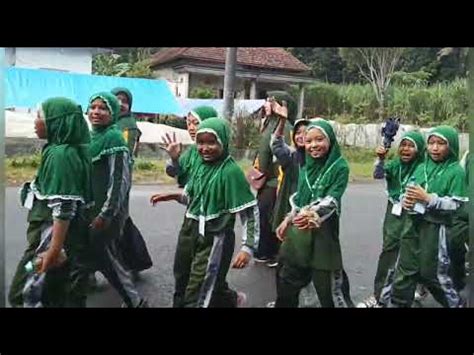 Kontingen MI Raden Rahmat Dalam Defile Porseni Ke 8 Kecamatan Wajak