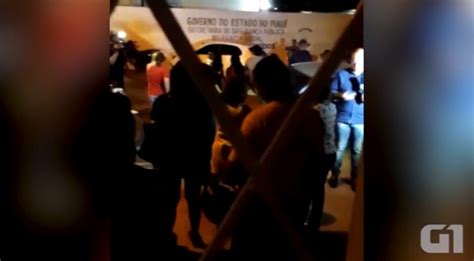 PM suspeito de matar a namorada depõe e é recebido protestos