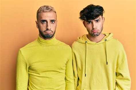 Homosexual Gay Pareja De Pie Juntos Usando Ropa Amarilla Deprimido Y Preocupación Por Angustia
