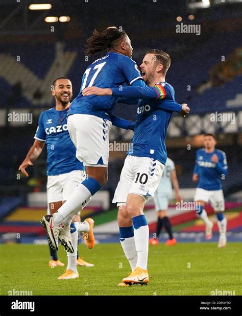 Everton S Gylfi Sigurdsson Right Celebrates Scoring His Side S First