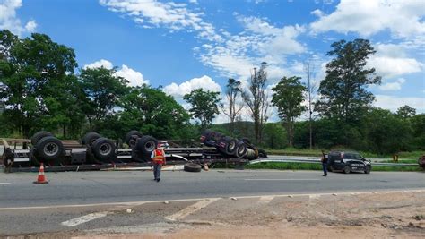 Tombamento De Carreta Deixa Motorista Morto Na Br Em Nova Serrana