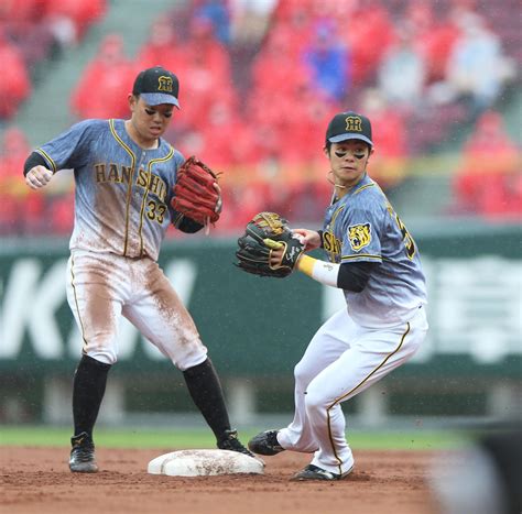 「超ファインプレー」阪神中野拓夢の神判断で“変則ゲッツー” 監督最敬礼 プロ野球写真ニュース 日刊スポーツ