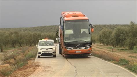 Cuatro Menores Heridos Leves Al Volcar Un Autob S Escolar Cerca De