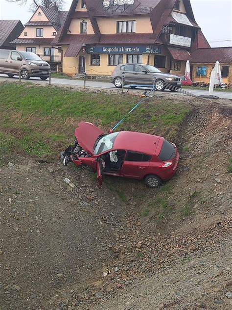 Zderzenie na zakopiance w Rdzawce Samochód wpadł do rowu ZDJĘCIA