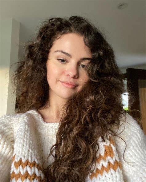 Selena Gomez Exibe Cabelos Naturais E Pede A Opinião Dos Fãs Celebridades Vogue