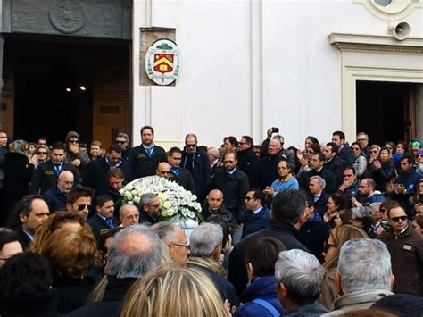 La città si stringe attorno al suo piccolo angelo una folla commossa