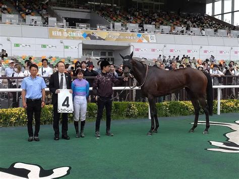 ＜中京2r＞レースを制したゴーフォマームードと今村聖奈（左から3人目）（撮影・寺下 厚司） ― スポニチ Sponichi Annex ギャンブル