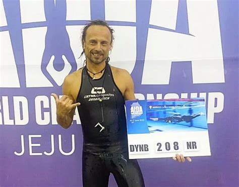 No Fins 1 Breath 4 Lengths 7th World Record