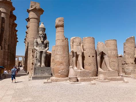 Ruinas De Un Antiguo Templo Egipcio Con Una Estatua De Un Faraón Imagen