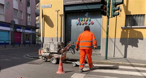 Saronno Cantiere Per La Nuova Segnaletica Via Manzoni Paralizzata