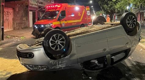 Carro Bate Em Rvore Capota E Fica As Rodas Para Cima Em