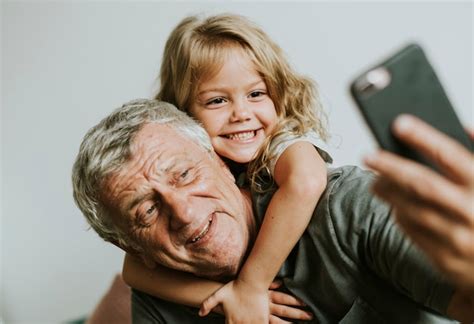 Grand P Re Prenant Un Selfie Avec Sa Petite Fille Photo Premium