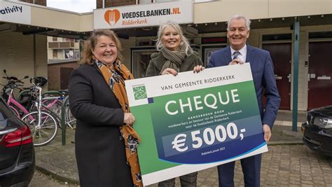 Medewerkers Gemeente Helpen Voedselbank Gemeente Ridderkerk