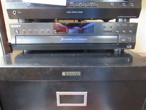 BlindSquirrelAuctions - Sony 5 Disc Changer CDP-CE500 + Remote