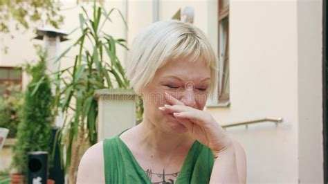 Jeune Femme Blonde S asseyant En Dehors De Rire Clips Vidéos Vidéo du séance acteur 130582325