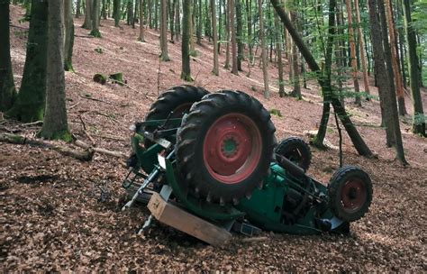 Unfall in Waldstück im Landkreis Eichstätt Mit Traktor umgekippt