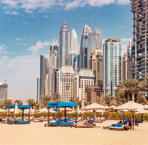 De Nombreux Transats Et Parasols Sur La Plage Dans La Zone Jbr En Toile