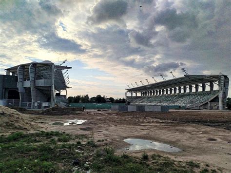 Trwa Budowa Dw Ch Trybun Na Stadionie Przy Ul Struga Na Razie