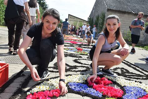 Spycimierskie Boże Ciało 2024 Kwietne dywany przyciągnęły tłumy z