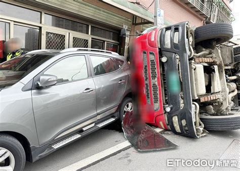 預拌水泥車過彎衝民宅「側翻躺門口」 3屋2車受損驚悚畫面曝 Ettoday社會新聞 Ettoday新聞雲