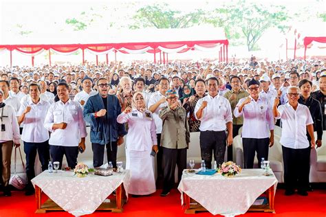 Puluhan Ribu Petani Dan Penyuluh Hadir Di Soreang Mentan Amran