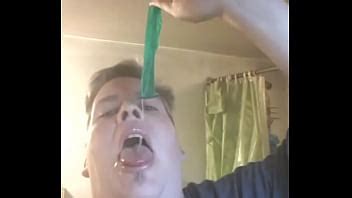 Vertiendo un condón lleno de esperma por toda mi cara XVIDEOS