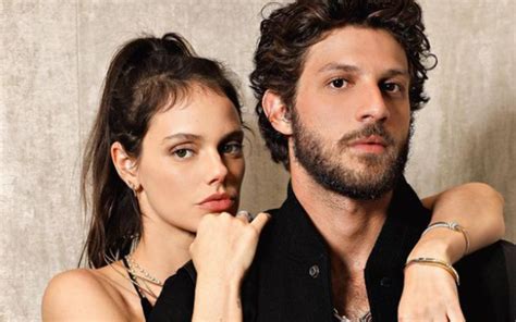 Chay Suede e Laura Neiva revelam gravidez em campanha publicitária