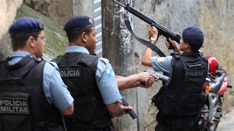 Policiais Da Upp Da Rocinha Procuram Bandido Que Trocou Tiros Pms