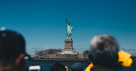 NYC Frihedsgudinden og Ellis Island guidet bybådstur GetYourGuide