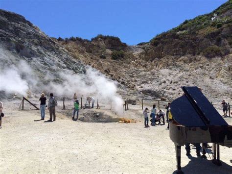 Pozzuoli Tragedia Alla Solfatara Tre Morti Nel Cratere