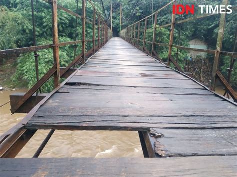 Jembatan Desa Petangis Di Paser Putus Diterjang Banjir