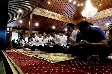 Prabowo Salat Idul Fitri 1445 H Bersama Warga Bojong Koneng Di Masjid