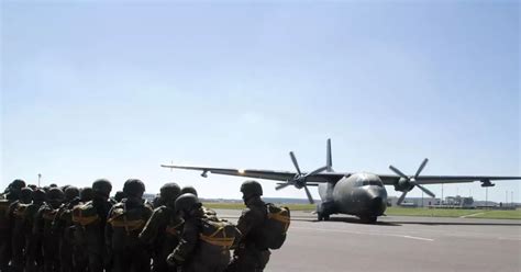 Vom Saarbr Cker Flughafen Bundeswehr Bt Mit Soldaten