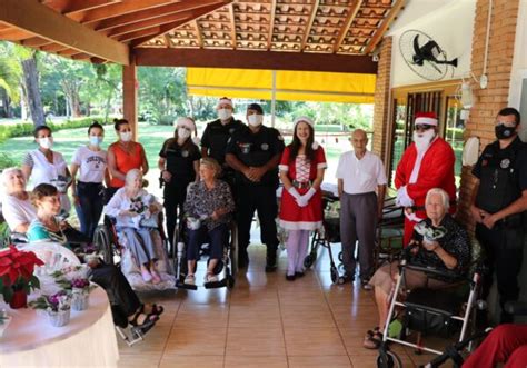 Guardas De Holambra Distribuem Flores E Presentes Para Moradores