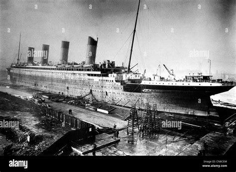 RMS Titanic under construction circa 1909 - 1912 Stock Photo - Alamy