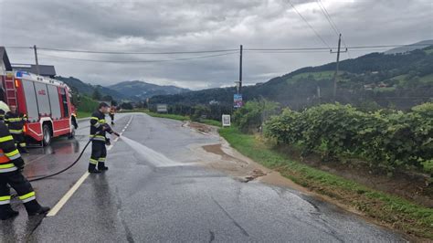 Baumbergung Auf Der B72 Freiwillige Feuerwehr Oberfeistritz