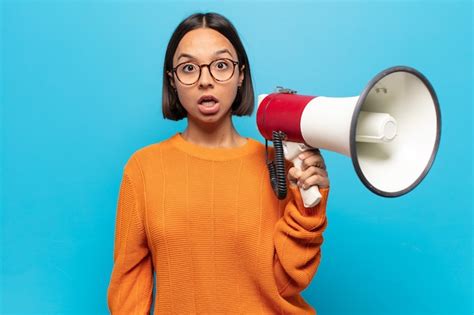 Mujer Latina Joven Que Parece Muy Conmocionada O Sorprendida Mirando Con La Boca Abierta
