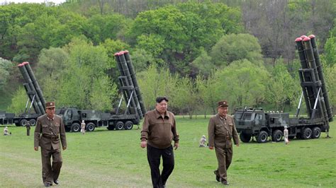 朝鲜官媒称在金正恩指导下进行了首次核反击综合训练