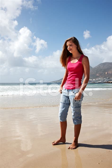 Foto De Stock Retrato De La Muchacha Adolescente Atractivo En La Playa