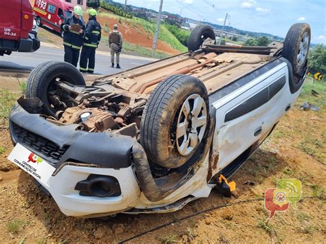 Saída de pista seguida de capotamento deixa mulher ferida entre