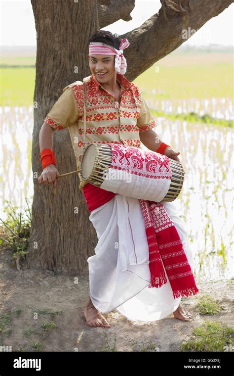 Portrait D Homme Bihu Jouant Sur Un Dhol Photo Stock Alamy