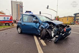 Zderzenie Karetki Z Osobowym Nissanem Na Mokotowie W Warszawie Dwie