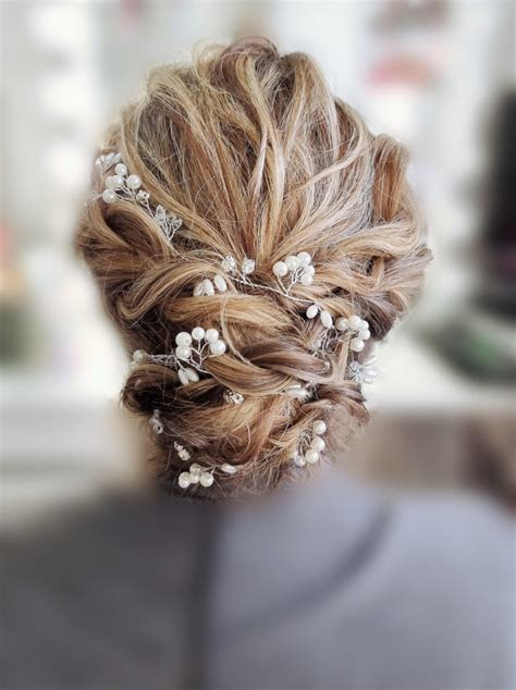 10 Curly Wedding Hairstyles and Tips for Brides with Naturally Wavy ...