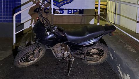 Após furto motociclista colide em veículo ao furar sinal vermelho e